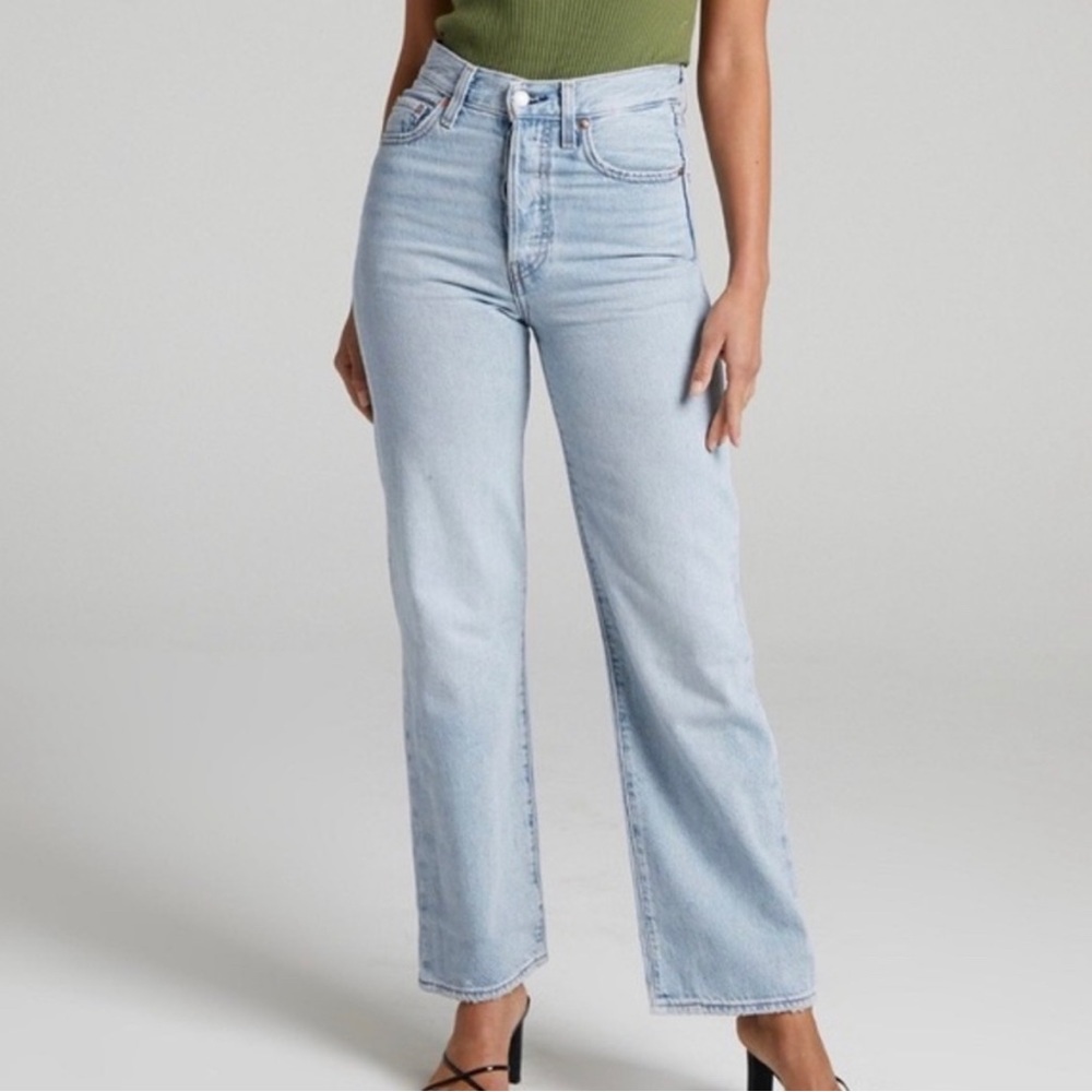 Levi’s ribcage straight leg jeans light wash